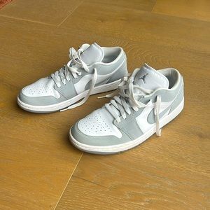 Jordan one low wolf gray, Men’s size 9, Women’s size 10.5